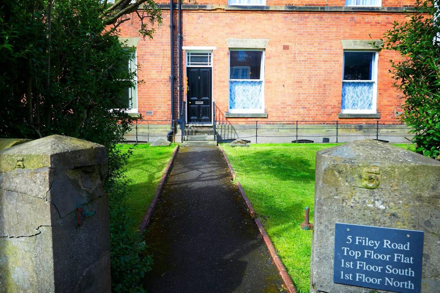 The Penthouse Queen Margaret'S Lodge Scarborough Exterior foto